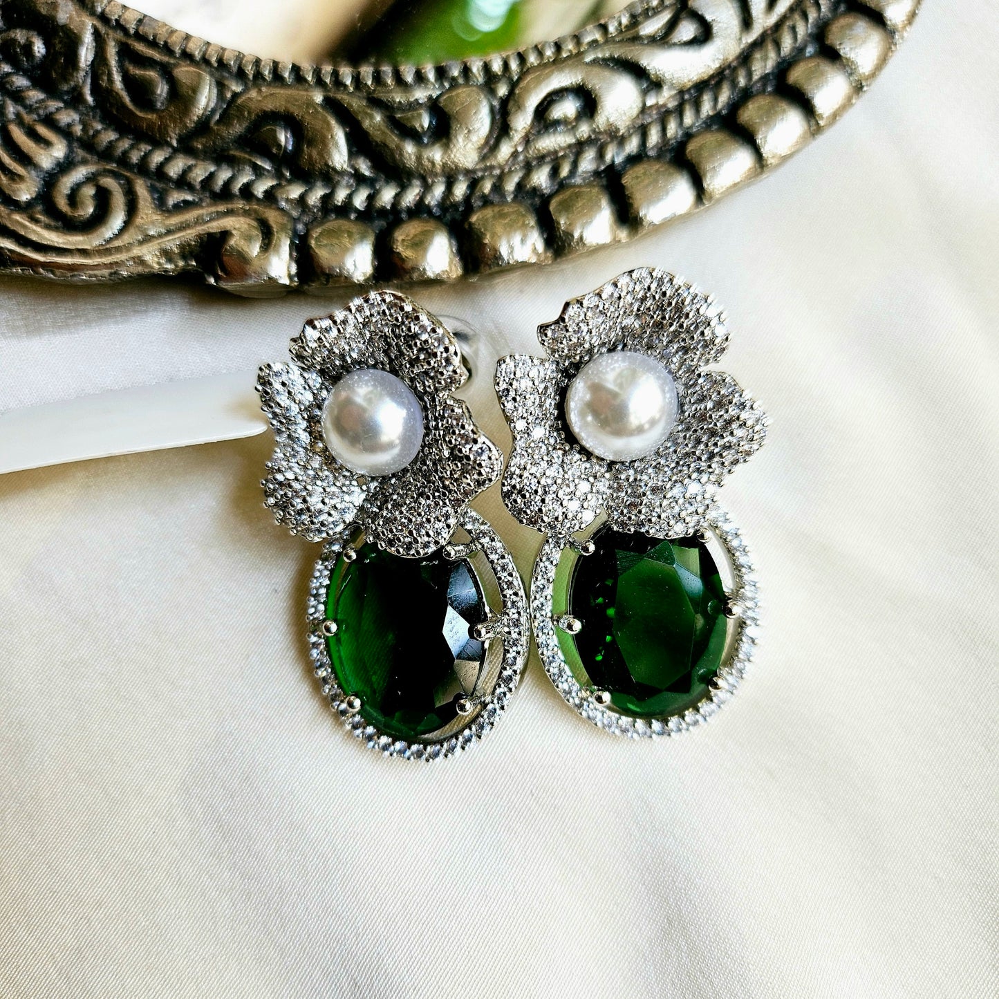 Exquisite Emerald Pearl Earring
