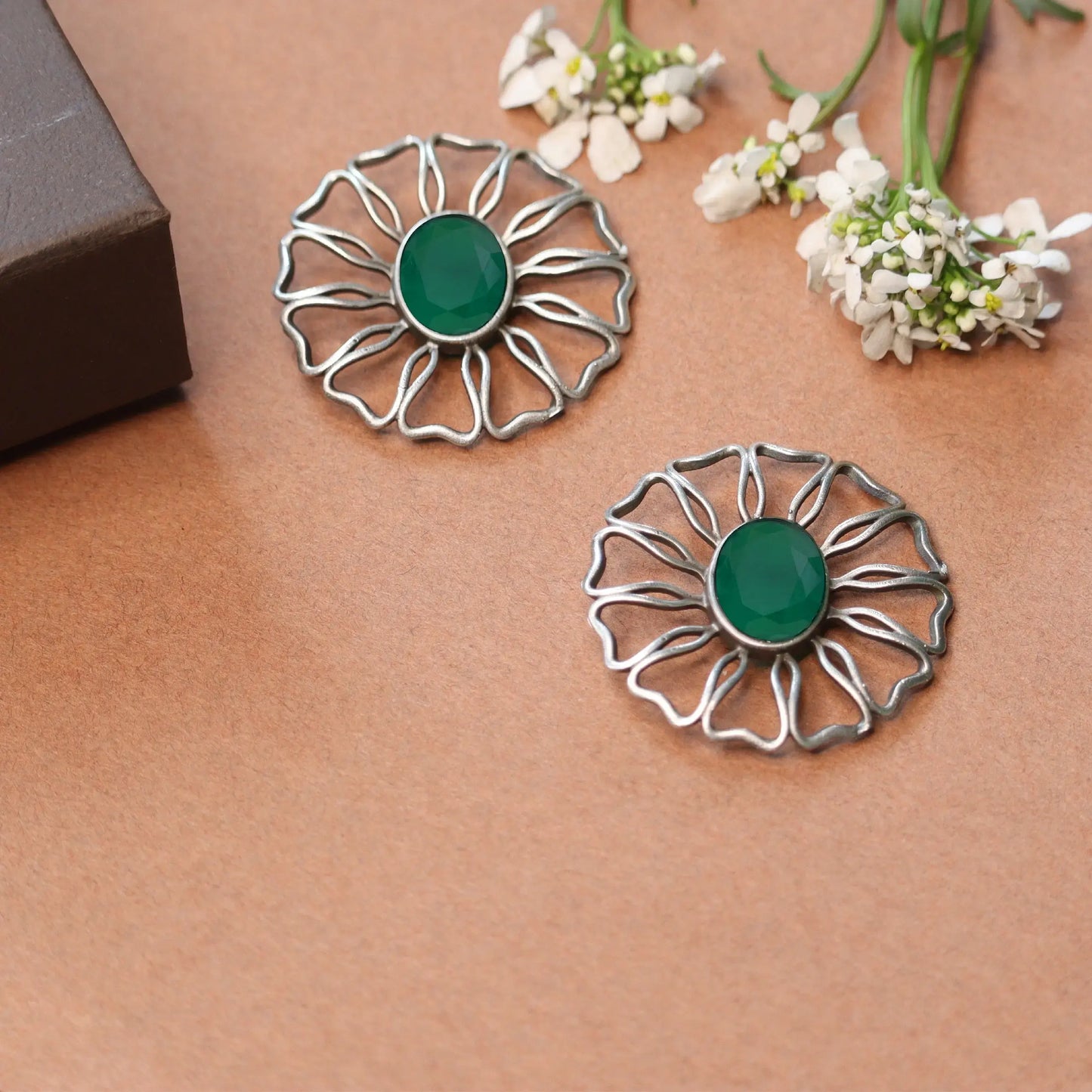 Silver Lookalike Chakra Stud With Emerald Stone