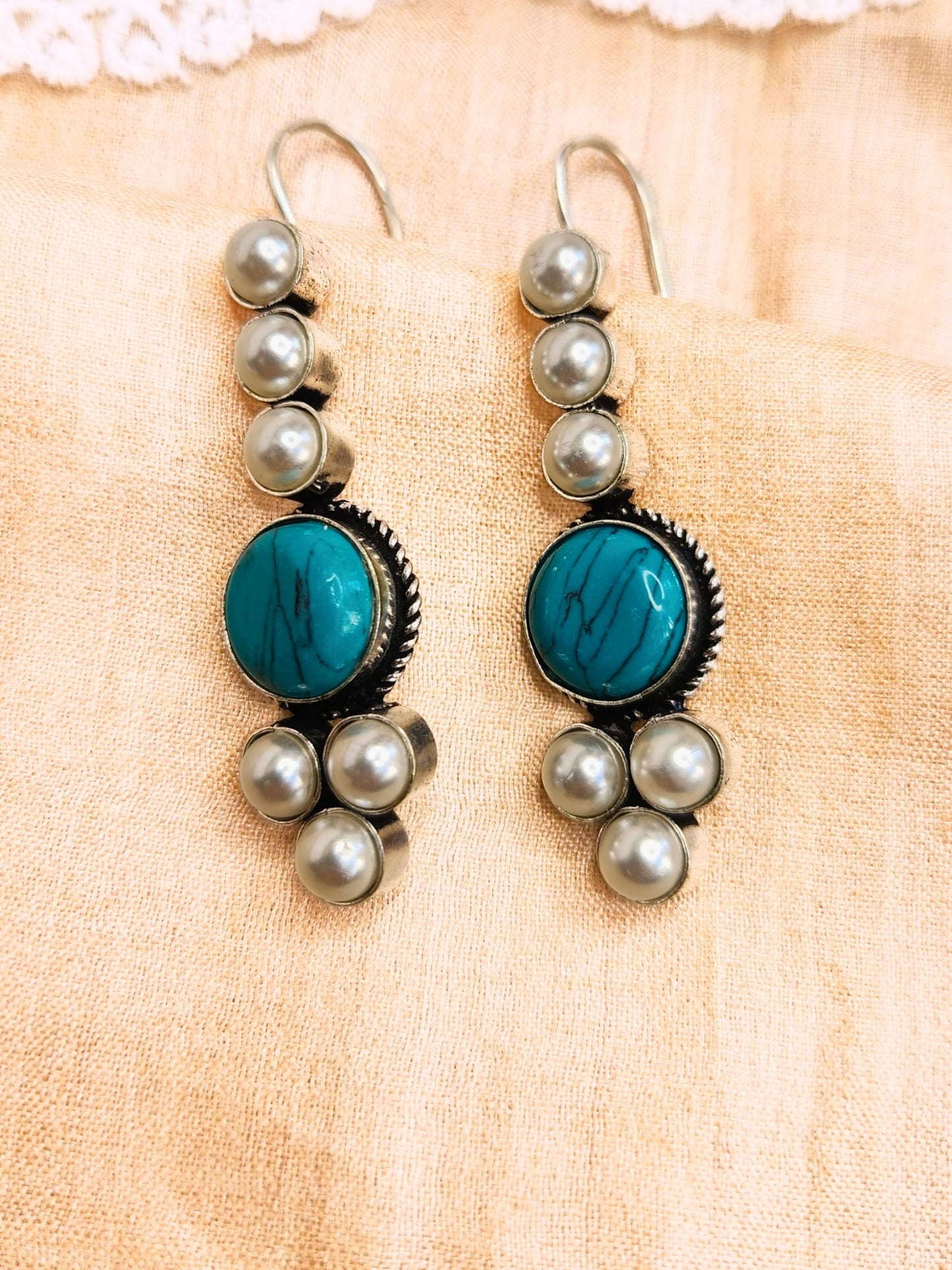 VIANA JEWELS Paaah Hook Earrings