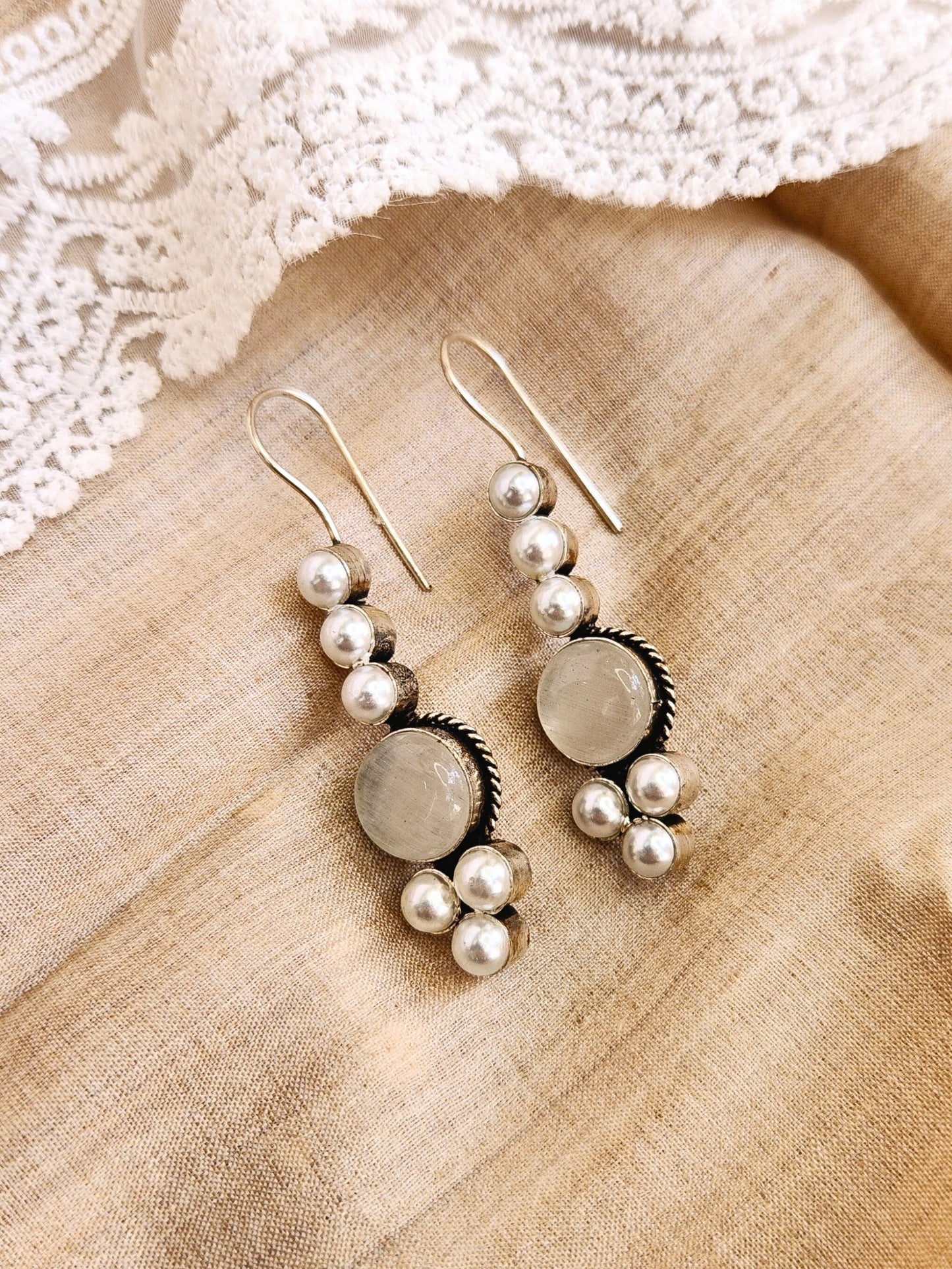 VIANA JEWELS Paaah Hook Earrings